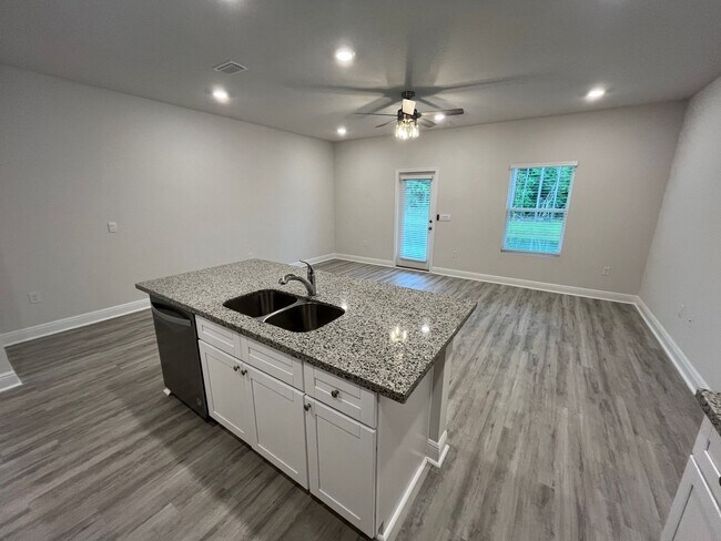 Building Photo - New Townhome near UWF and Nine Mile RD