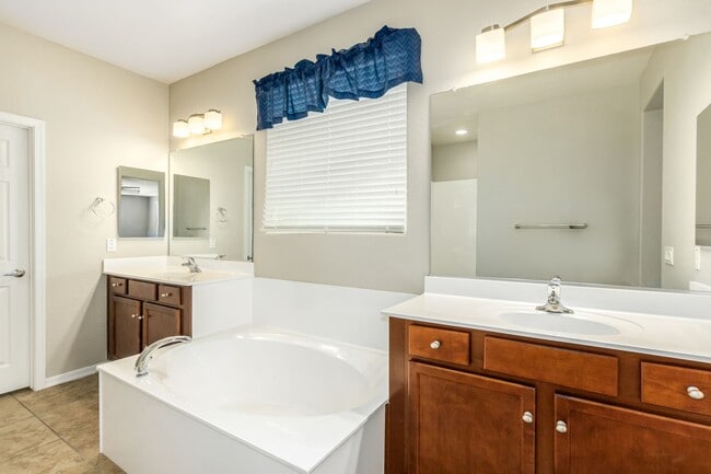 Building Photo - Beautiful 4 bedroom 2.5 bathroom home with large open floorplan in Queen Creek!