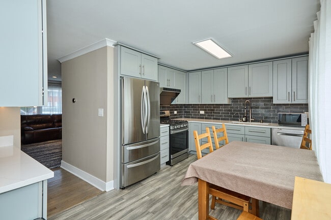 Building Photo - 926 N Boxwood Dr