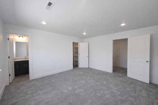 Building Photo - $1000 OFF YOUR 1ST MONTHS RENT! BRAND NEW TOWNHOME IN THE DESIRABLE SOUTHRIDGE AREA!