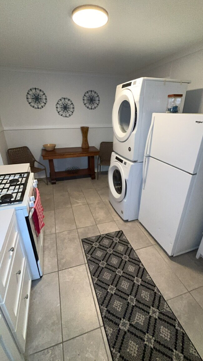 Building Photo - Furnished One Bed in Belhaven