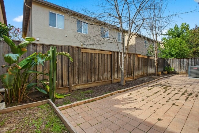 Building Photo - SPACIOUS & CLEAN 2 STORY, 4 BEDROOM, 2.5 BATH IN NATOMAS