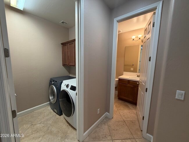 Building Photo - 421 W Wisteria Pl