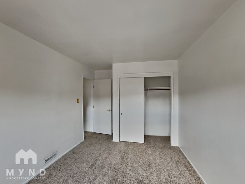 Building Photo - 6 Smithridge Park