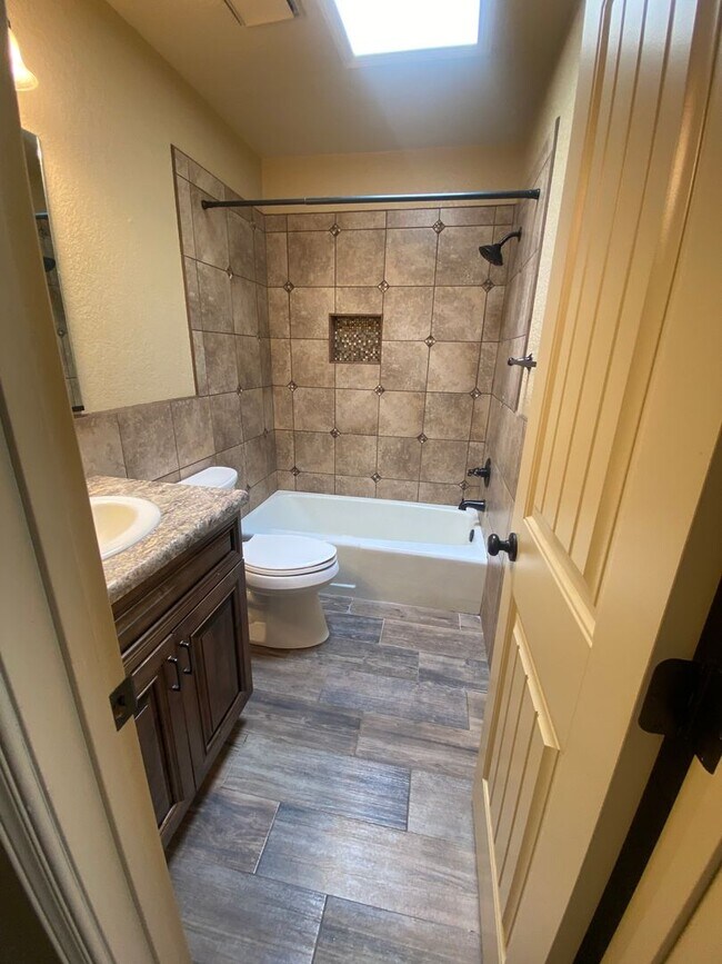 Building Photo - Adorable Home Centrally located in Loma He...