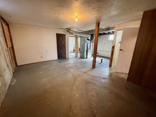 Building Photo - 3 Bedroom with Storage