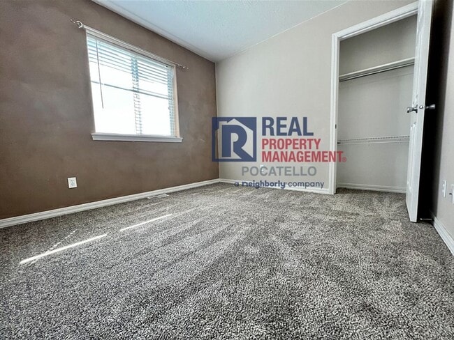 Building Photo - Beautiful 6 Bedroom 3 Bath house - 2 Car Garage - 6 month lease