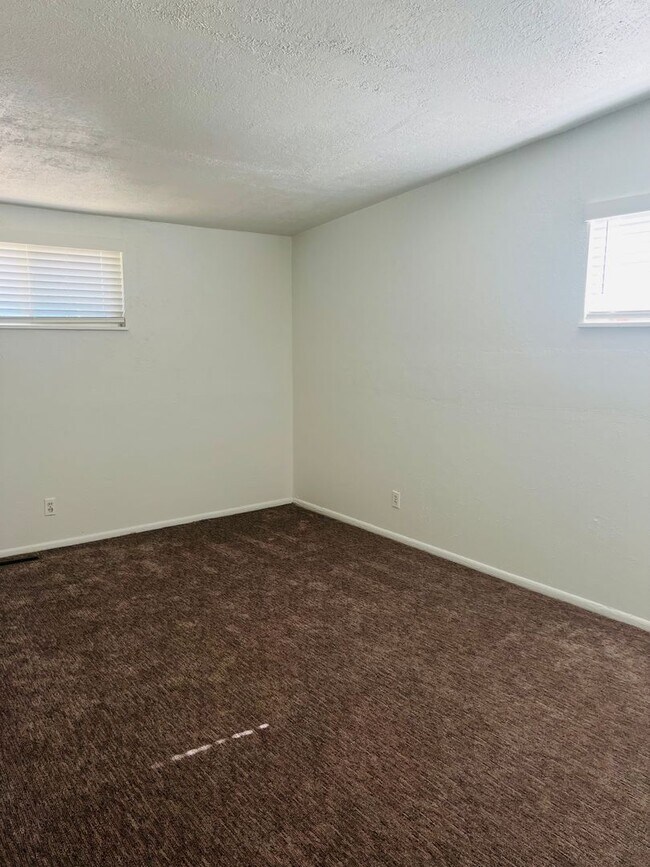 Building Photo - Newly remodeled home, new flooring and paint throughout