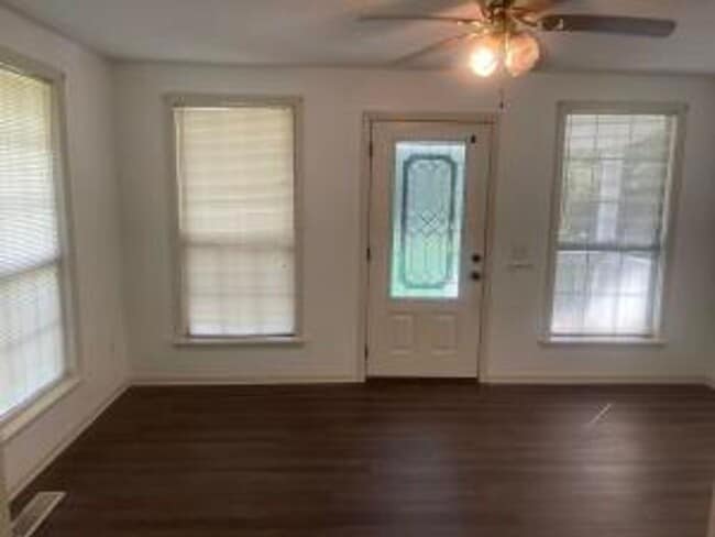 Building Photo - A Getaway Near the Lake- 3 Bedroom, 2 Bath...