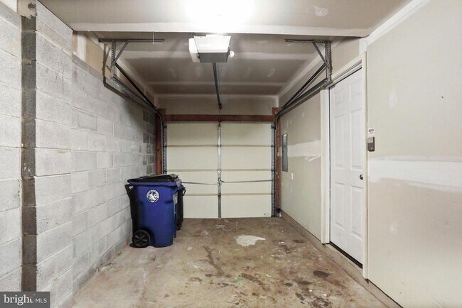 Building Photo - 6140 Newport Terrace
