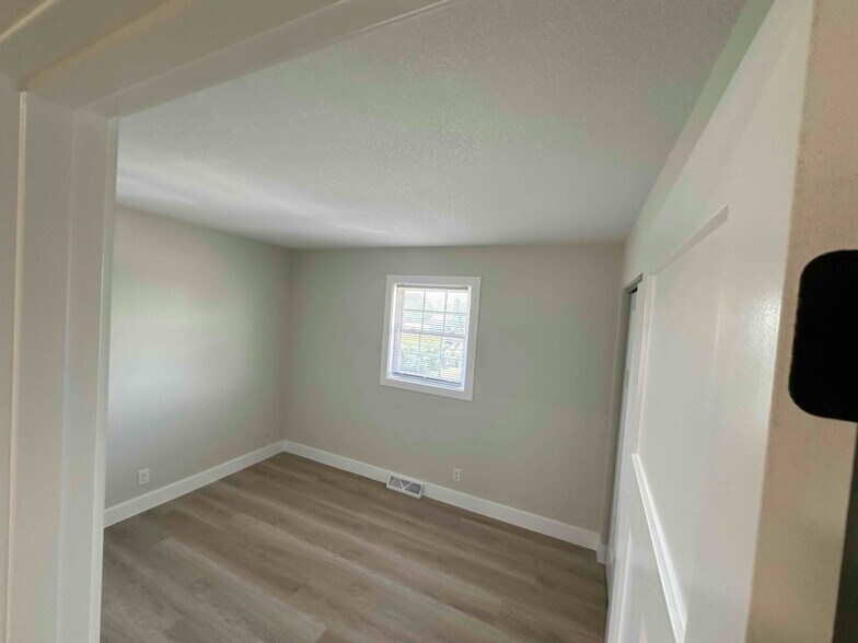 Building Photo - 407 W 65th St
