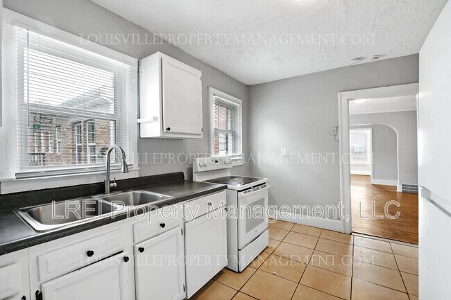 Building Photo - 664 Lindell Avenue - 2