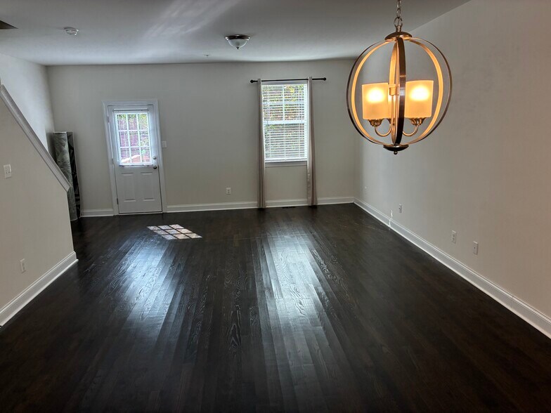 Building Photo - 605 Apple St