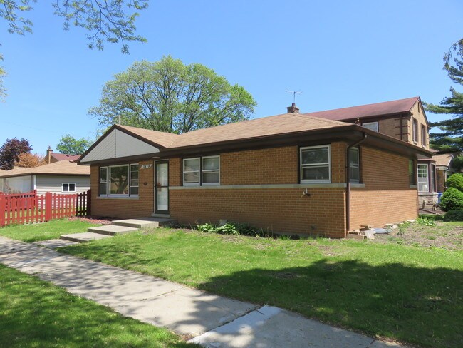 Building Photo - 1673 Ash St