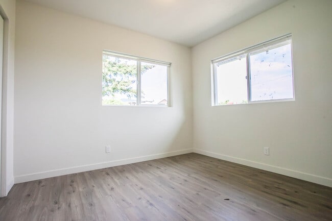 Building Photo - 2100 Kenwood Dr