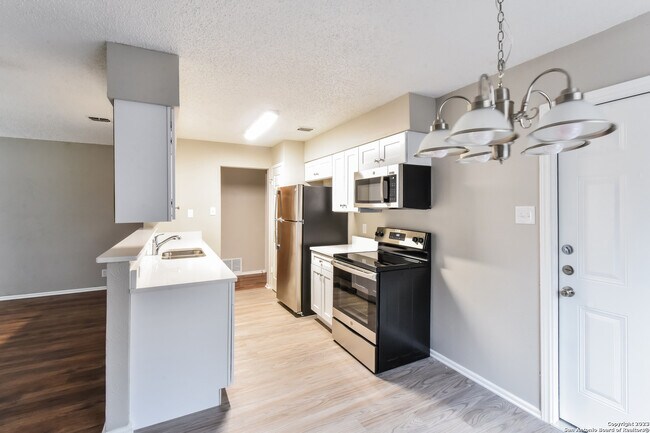 Building Photo - 9387 Valley Bend