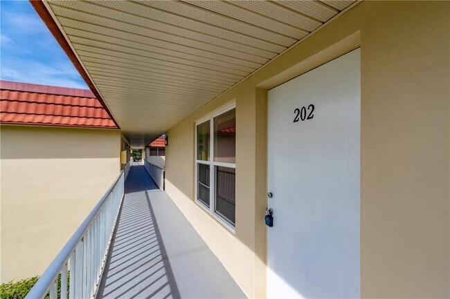 Building Photo - 6 Vista Palm Ln