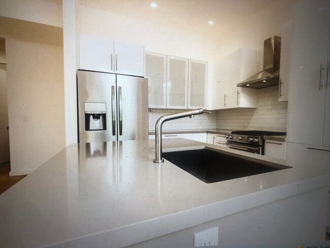 Building Photo - 540 S Cloverdale Blvd