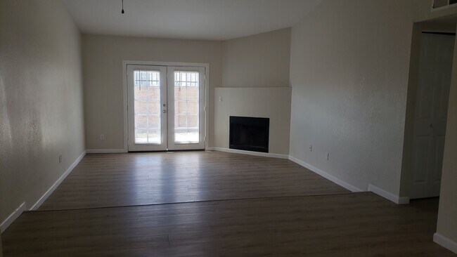 Building Photo - Remolded 3 Bedroom 2 Bathroom in Central P...