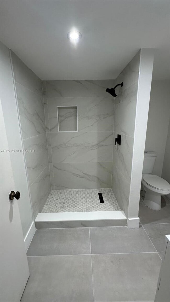 Building Photo - 10000 NW 80th Ct