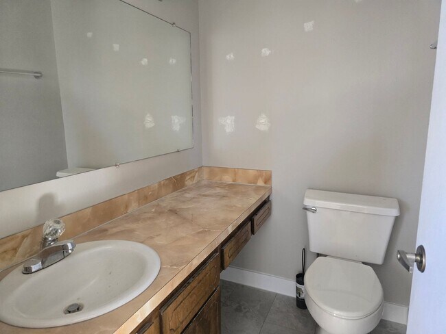 Building Photo - 3 bed / 2 bath