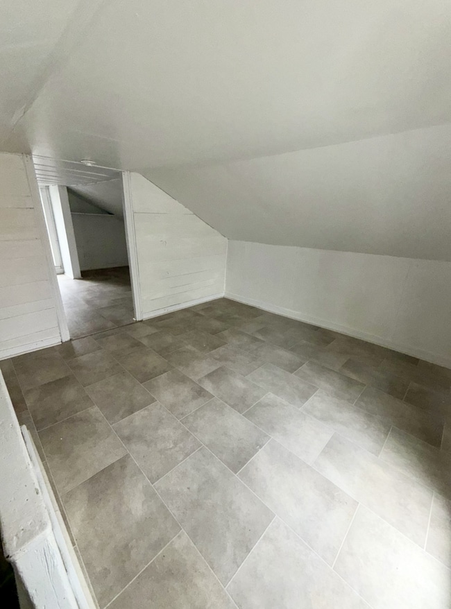 Building Photo - 3 Bedroom - 1 Bath Home WITH PROMO: ONE MONTH FREE!