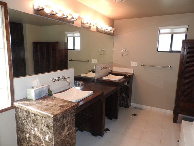 Building Photo - Beautiful home in Historic Folsom!