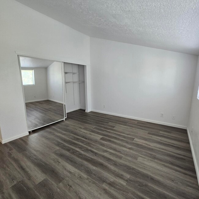 Building Photo - 5429 Overlook Dr NE