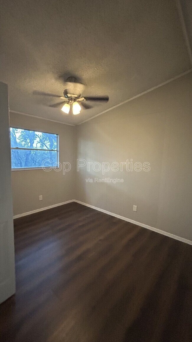 Building Photo - 537 Tamarack Dr
