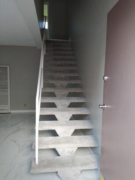 Stair Up - 7549 N Hollywood Way