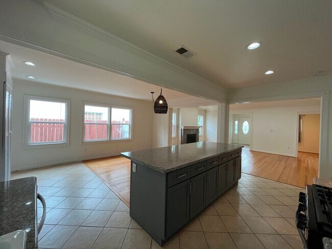 Building Photo - MOVE-IN READY! House w/full guest unit; near Ventura Blvd!