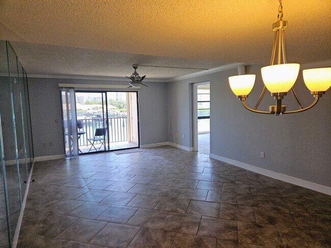 Building Photo - 7600 Sun Island Dr S