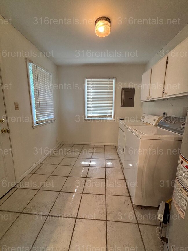 Building Photo - Two bed one bath duplex for rent NOW!