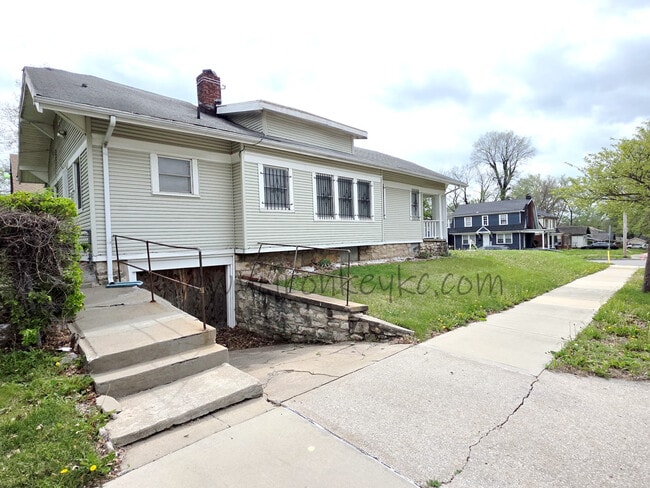 Building Photo - 2100 E 58th St