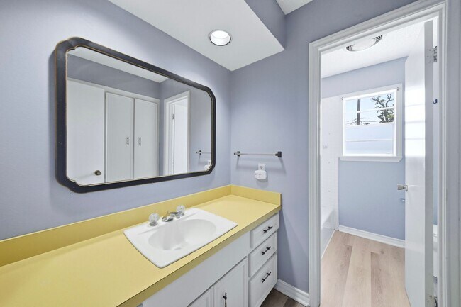 Building Photo - 2508 Memorial Dr