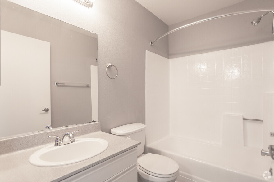 2BR,2BA-940SF-Bathroom - Dryden Apartments