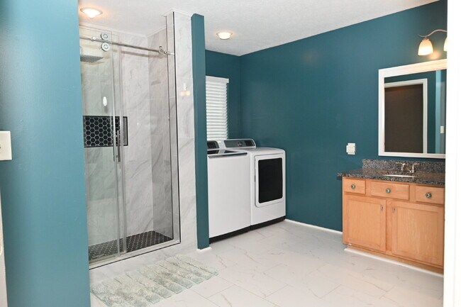 Building Photo - Spacious 4-Bedroom Haven with 2.5 Baths and Nearly 3,000 Sq Ft of Comfort in Indianapolis!