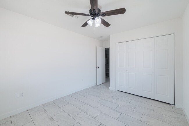 Building Photo - 2122 Maple Cir