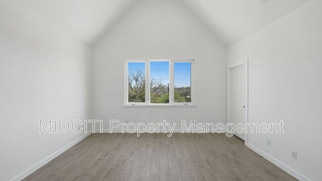 Building Photo - 895 E Mather St