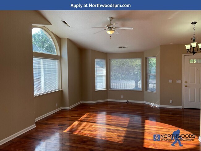 Building Photo - Beautiful 3 Bedroom 2 Bath Home