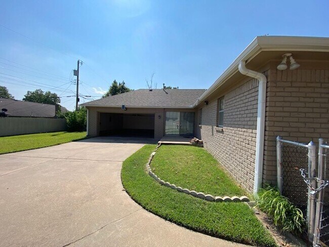 Building Photo - LARGE | 3 Bed | 2 Bath | Midtown Tulsa