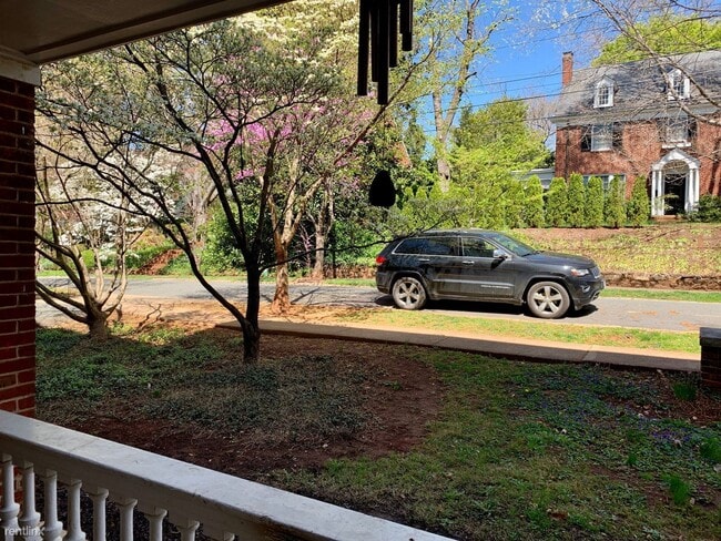 Building Photo - 3 br, 2 bath House - 39 University Circle #2