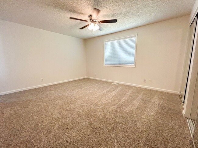 Building Photo - 1488 Warbler Dr SE