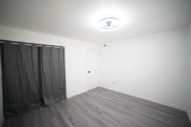 Building Photo - BEAUTIFULLY UPDATED 2 Bed / 1 Bath Condo o...