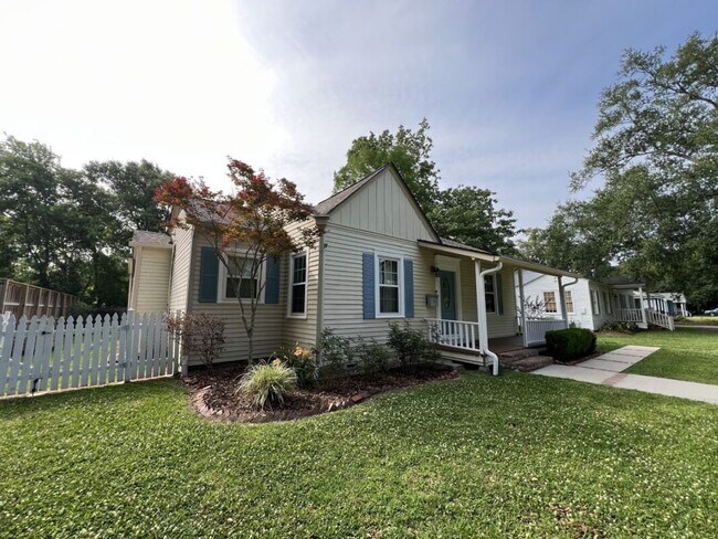 Building Photo - Charming 3 Bedroom Home Near LSU, University Lakes & Parade Routes!