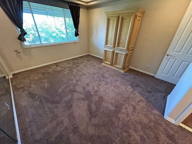 Building Photo - GATED COMMUNITY - TOP FLOOR CONDO WITH BALCONY IN SUMMERLIN