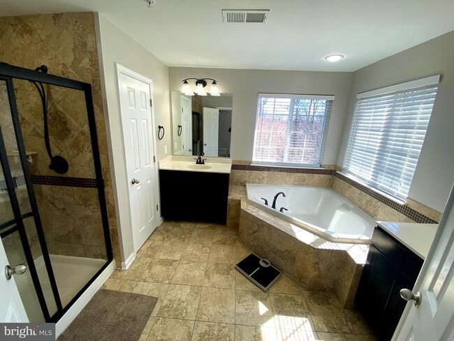 Building Photo - 2716 Lake Forest Dr