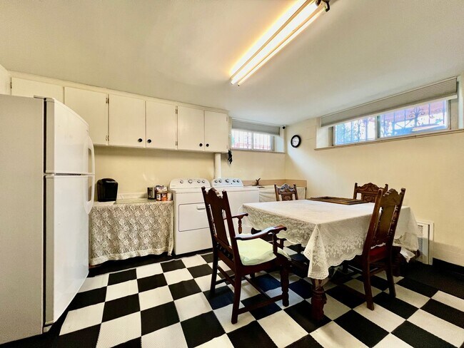 Building Photo - Beautiful shared home in Park Hill