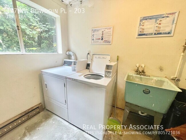 Building Photo - 127 NW Bowdoin Pl