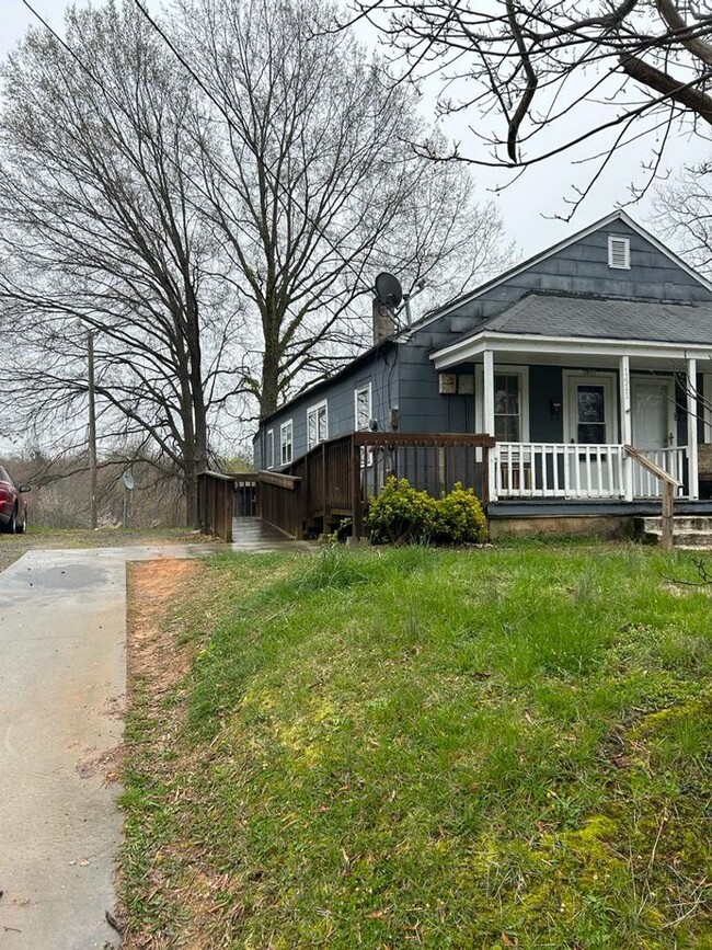 Primary Photo - 1411 Underwood Ave